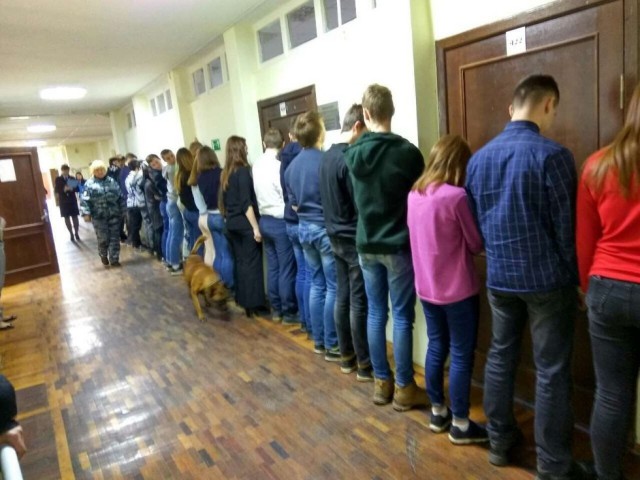 Директор лицея об антинаркотической акции: Дети стояли у стены пока шла собака Директор лицея об антинаркотической акции: Дети стояли у стены пока шла собака