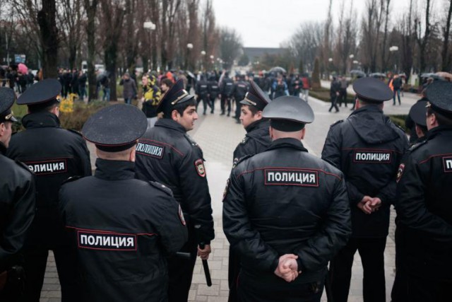 В Думе хотят разрешить полицейским применять оружие в толпе В Думе хотят разрешить полицейским применять оружие в толпе