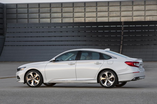 Honda Accord и Toyota Camry в 2018 Honda Accord и Toyota Camry в 2018
