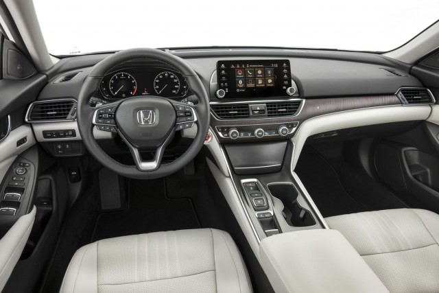 Honda Accord и Toyota Camry в 2018 Honda Accord и Toyota Camry в 2018