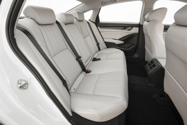 Honda Accord и Toyota Camry в 2018 Honda Accord и Toyota Camry в 2018