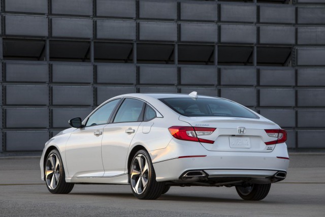 Honda Accord и Toyota Camry в 2018 Honda Accord и Toyota Camry в 2018