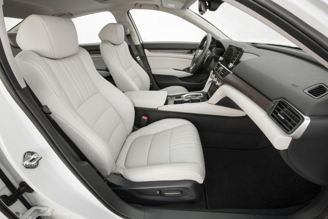 Honda Accord и Toyota Camry в 2018 Honda Accord и Toyota Camry в 2018