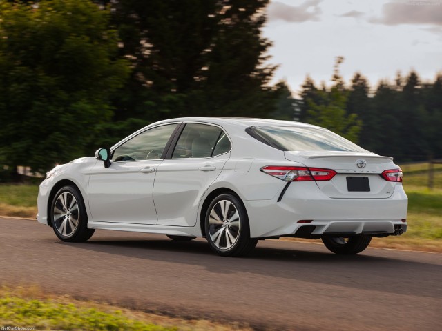 Honda Accord и Toyota Camry в 2018 Honda Accord и Toyota Camry в 2018