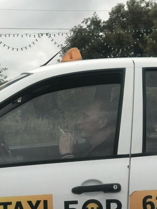 Стоишь такой в пробке и...