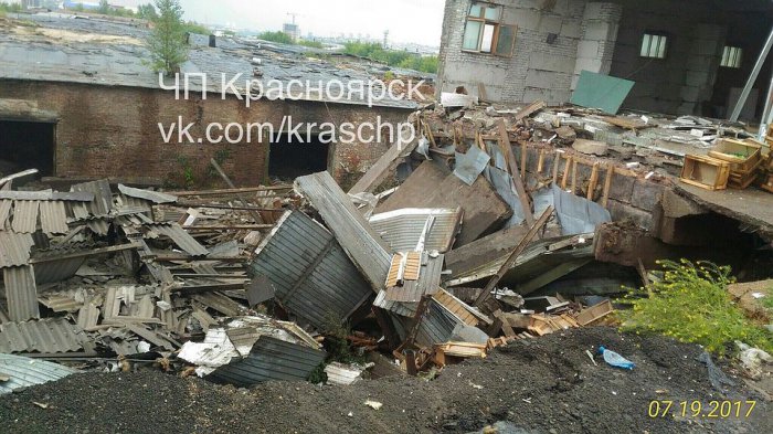 В Красноярске рухнуло здание овощной базы