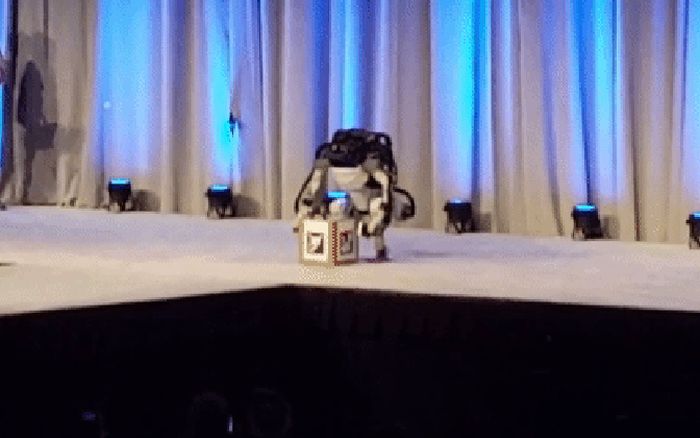 Робот Atlas компании Boston Dynamics упал во время презентации Робот Atlas компании Boston Dynamics упал во время презентации