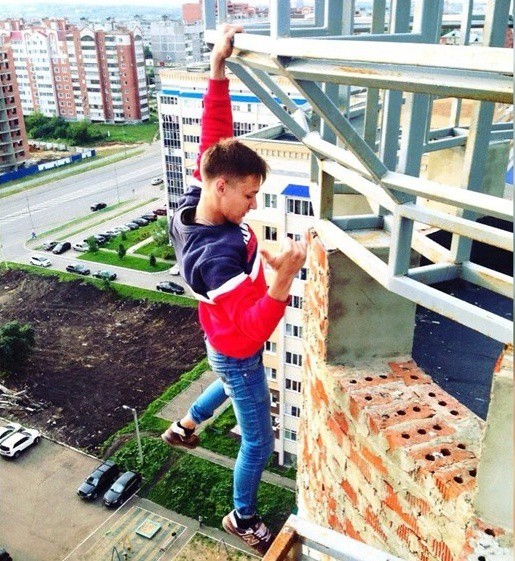 Очередной идиот-руфер повис на крыше на одной руке    