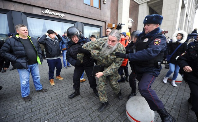 Источник: более 200 человек задержаны на Манежной площади в Москве Источник: более 200 человек задержаны на Манежной площади в Москве