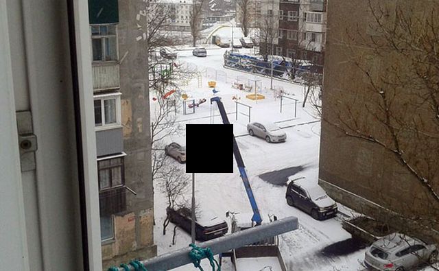 В Холмске рабочего, менявшего лампы уличных фонарей, подняли за шиворот краном В Холмске рабочего, менявшего лампы уличных фонарей, подняли за шиворот краном