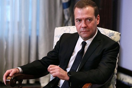 Медведев объяснил бедность россиян Медведев объяснил бедность россиян