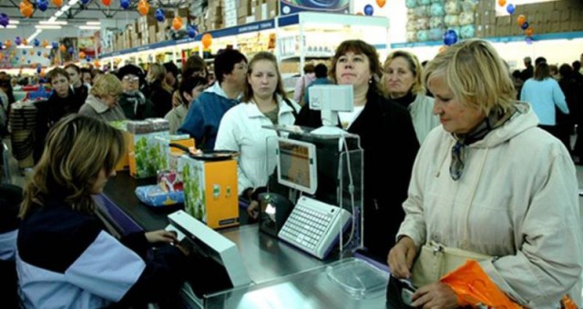 Медлительные покупатели на кассе Медлительные покупатели на кассе