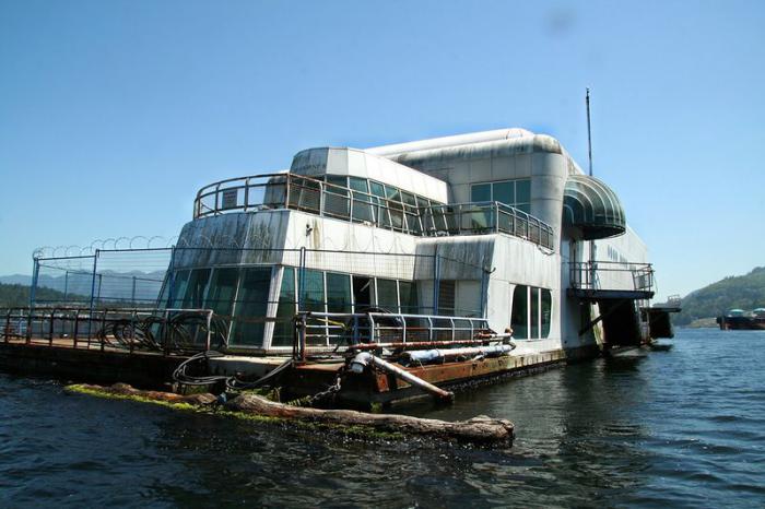 McBarge. Заброшенный МакДональдс на барже, построенный для EXPO 86 McBarge. Заброшенный МакДональдс на барже, построенный для EXPO 86
