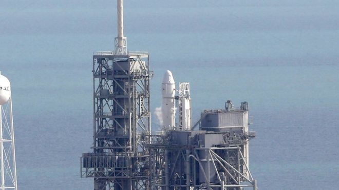 Ракета Falcon 9 вернулась на Землю после успешного запуска Ракета Falcon 9 вернулась на Землю после успешного запуска