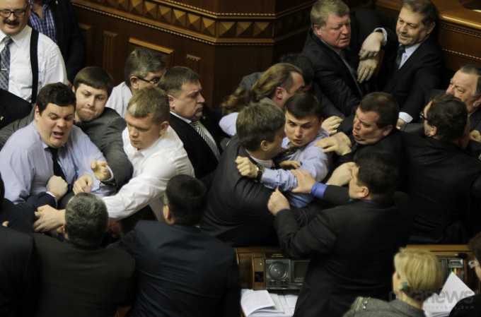 Драка в Верховной Раде Украины (8 фото)