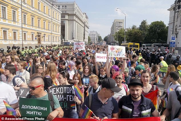 В центре Киева прошел гей-парад В центре Киева прошел гей-парад