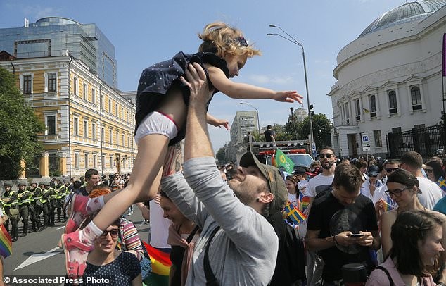 В центре Киева прошел гей-парад В центре Киева прошел гей-парад