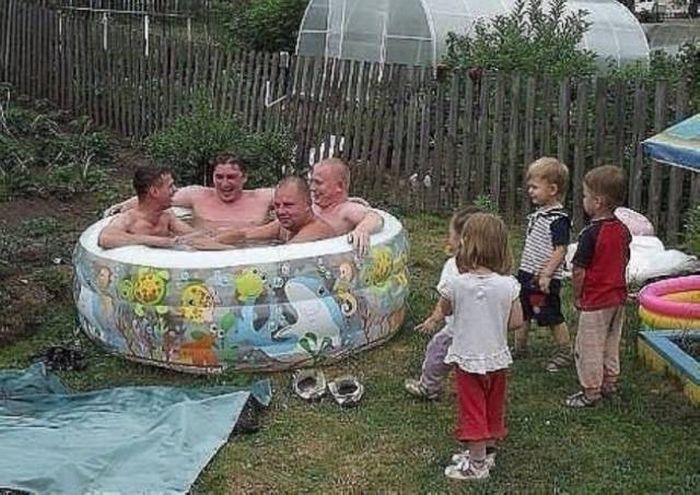 Мужчины дурачатся