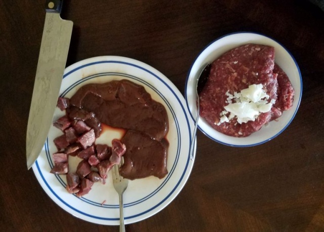 Парень, страдающий от ожирения, перешел на диету из сырого мяса Парень, страдающий от ожирения, перешел на диету из сырого мяса
