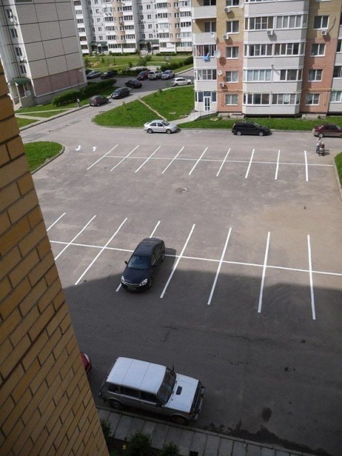 Жильцы самостоятельно решили проблему с разметкой на парковке