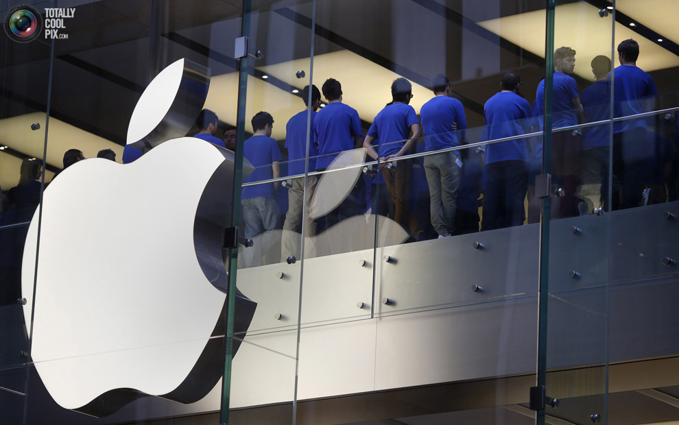 Сегодня открылись продажи iPhone5 (37 фото)