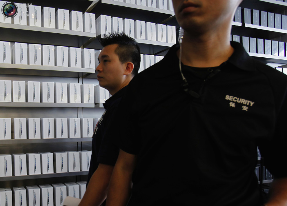 Сегодня открылись продажи iPhone5 (37 фото)