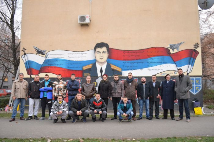 В память о российском летчике Олеге Пешкове на стене одного из домов в Сербии появилось панно с его портретом В память о российском летчике Олеге Пешкове на стене одного из домов в Сербии появилось панно с его портретом