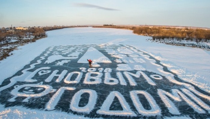 Пенсионер рисует для односельчан огромные новогодние открытки на льду Пенсионер рисует для односельчан огромные новогодние открытки на льду