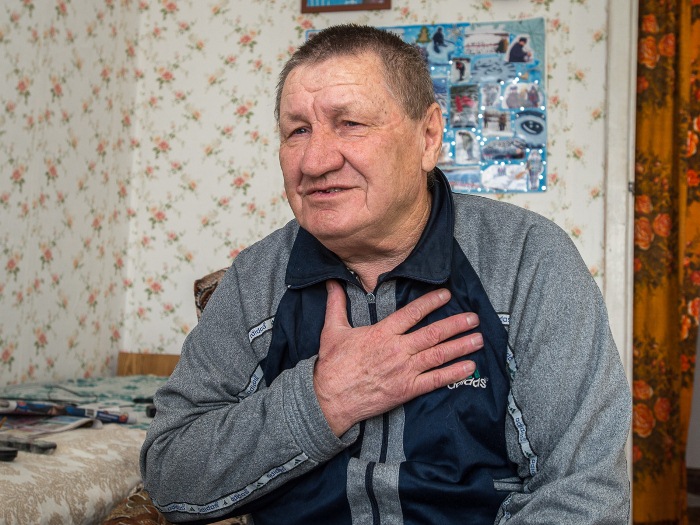 Пенсионер рисует для односельчан огромные новогодние открытки на льду Пенсионер рисует для односельчан огромные новогодние открытки на льду