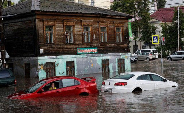В Нижнем Новгороде парень спас женщин из тонущих машин и стал героем