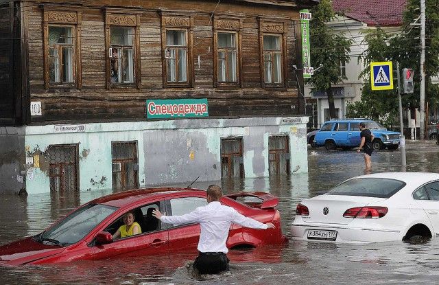 В Нижнем Новгороде парень спас женщин из тонущих машин и стал героем
