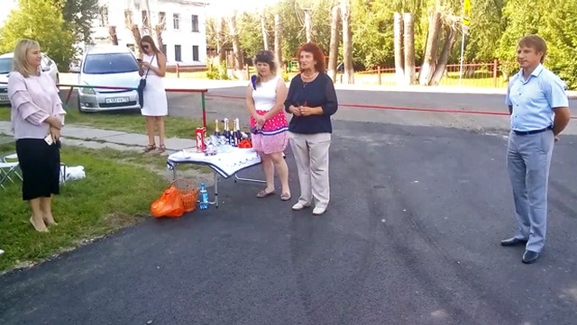 Торжественное "открытие" нового асфальта во дворе Торжественное "открытие" нового асфальта во дворе