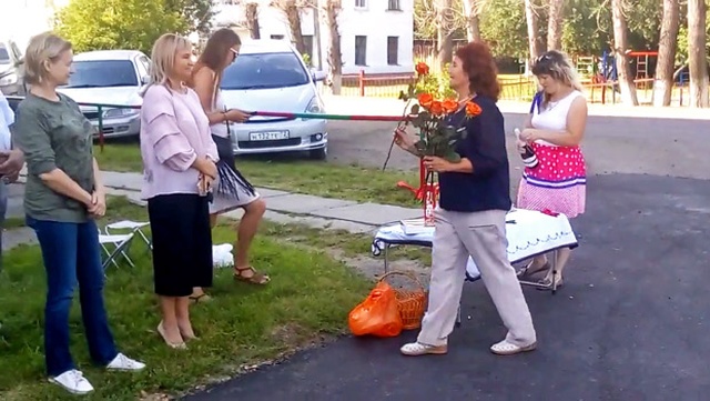 Торжественное "открытие" нового асфальта во дворе Торжественное "открытие" нового асфальта во дворе