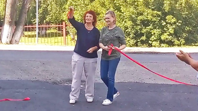 Торжественное "открытие" нового асфальта во дворе Торжественное "открытие" нового асфальта во дворе
