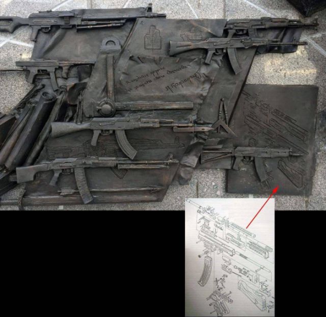 Новый памятник Калашникову, украшенный немецким автоматом