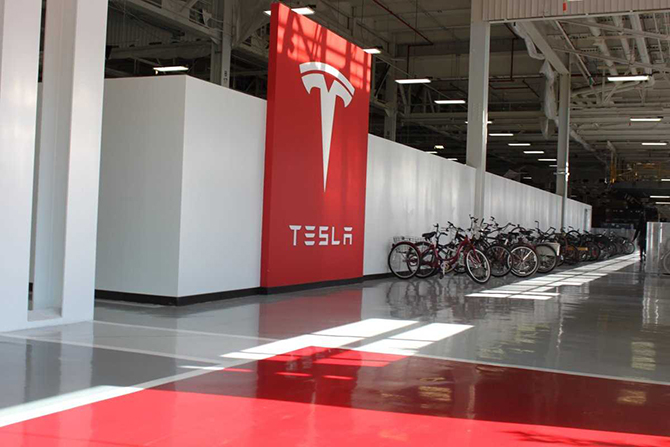 Экскурсия на завод, где Tesla собирает свою новую Model X Экскурсия на завод, где Tesla собирает свою новую Model X