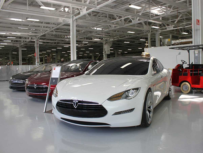 Экскурсия на завод, где Tesla собирает свою новую Model X Экскурсия на завод, где Tesla собирает свою новую Model X