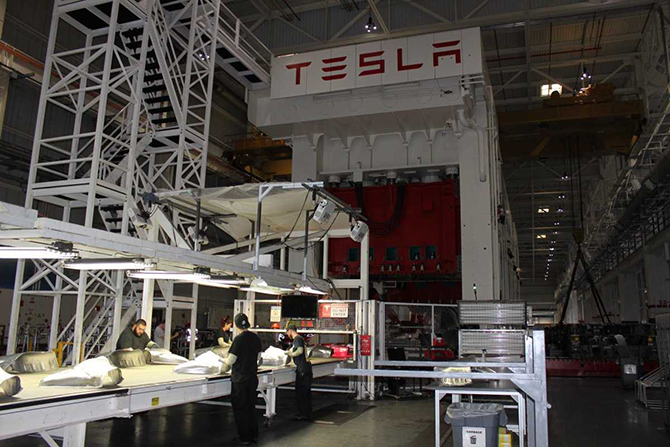 Экскурсия на завод, где Tesla собирает свою новую Model X Экскурсия на завод, где Tesla собирает свою новую Model X