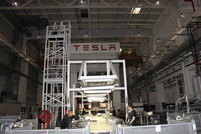 Экскурсия на завод, где Tesla собирает свою новую Model X Экскурсия на завод, где Tesla собирает свою новую Model X
