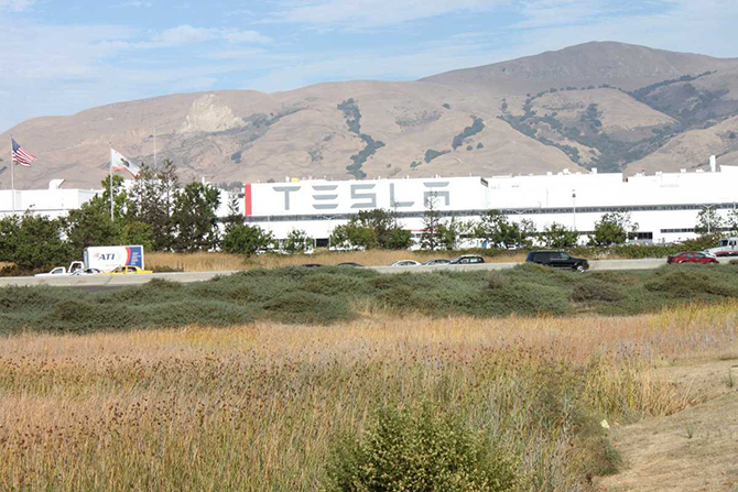 Экскурсия на завод, где Tesla собирает свою новую Model X Экскурсия на завод, где Tesla собирает свою новую Model X