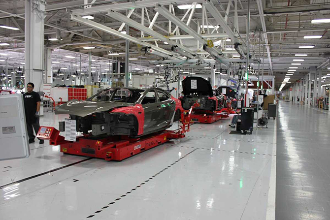 Экскурсия на завод, где Tesla собирает свою новую Model X Экскурсия на завод, где Tesla собирает свою новую Model X