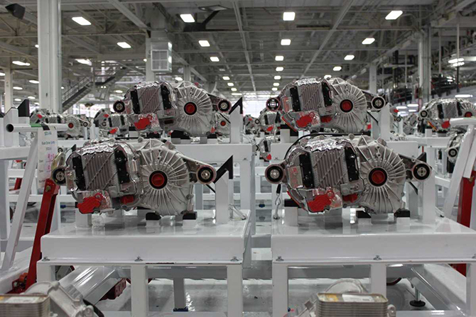 Экскурсия на завод, где Tesla собирает свою новую Model X Экскурсия на завод, где Tesla собирает свою новую Model X