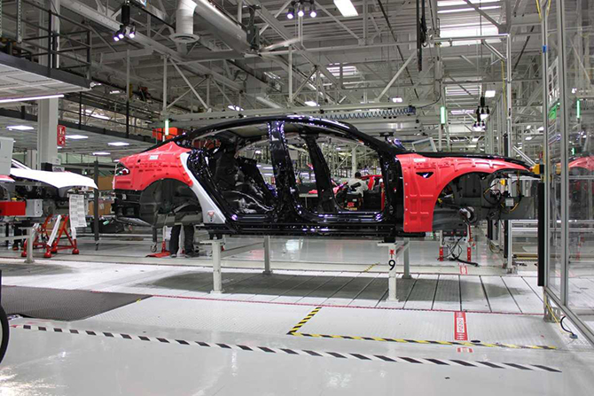 Экскурсия на завод, где Tesla собирает свою новую Model X Экскурсия на завод, где Tesla собирает свою новую Model X