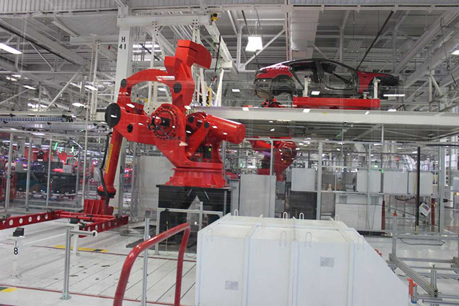 Экскурсия на завод, где Tesla собирает свою новую Model X Экскурсия на завод, где Tesla собирает свою новую Model X