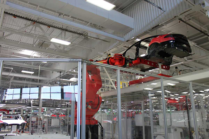 Экскурсия на завод, где Tesla собирает свою новую Model X Экскурсия на завод, где Tesla собирает свою новую Model X