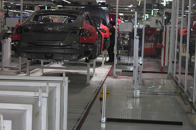 Экскурсия на завод, где Tesla собирает свою новую Model X Экскурсия на завод, где Tesla собирает свою новую Model X