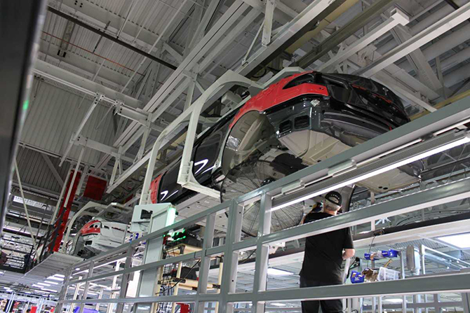 Экскурсия на завод, где Tesla собирает свою новую Model X Экскурсия на завод, где Tesla собирает свою новую Model X