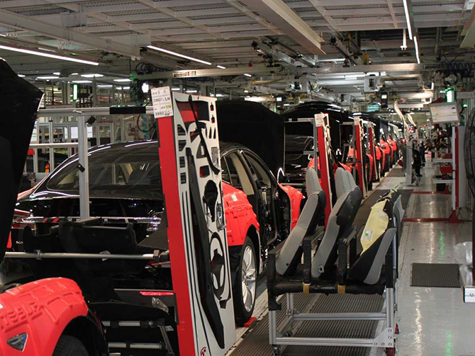 Экскурсия на завод, где Tesla собирает свою новую Model X Экскурсия на завод, где Tesla собирает свою новую Model X