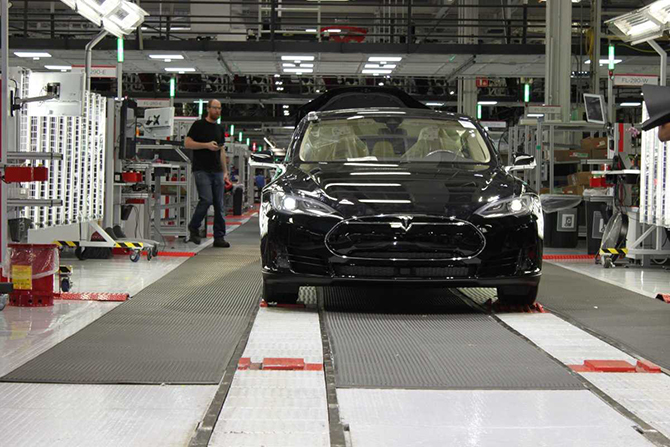 Экскурсия на завод, где Tesla собирает свою новую Model X Экскурсия на завод, где Tesla собирает свою новую Model X