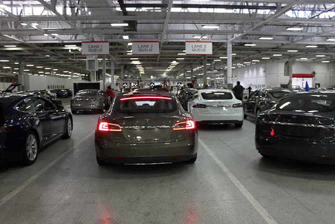 Экскурсия на завод, где Tesla собирает свою новую Model X Экскурсия на завод, где Tesla собирает свою новую Model X